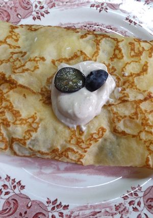 Una foto de Crêpes rellenas de fruta, crema de requesón, yogurt griego con sirope de agave y canela