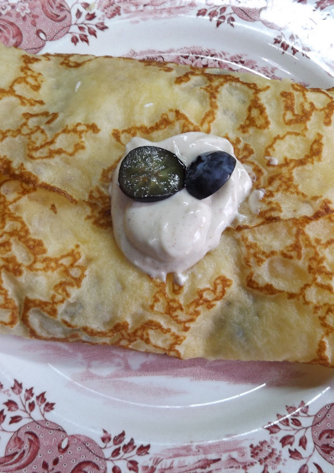 Una foto de Crêpes rellenas de fruta, crema de requesón, yogurt griego con sirope de agave y canela