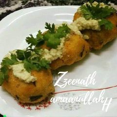 A picture of South Indian Savoury Doughnuts or Medu Vadas.
