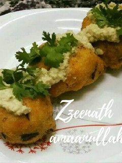 A picture of South Indian Savoury Doughnuts or Medu Vadas.