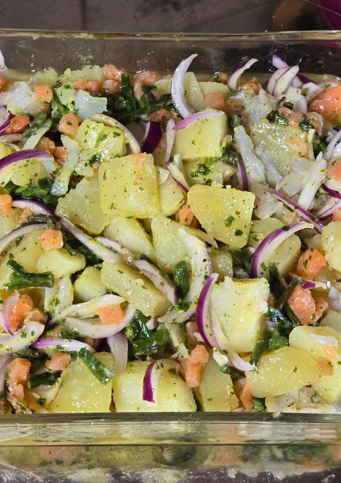 Una foto de Ensalada de patatas, ahumados y espárragos