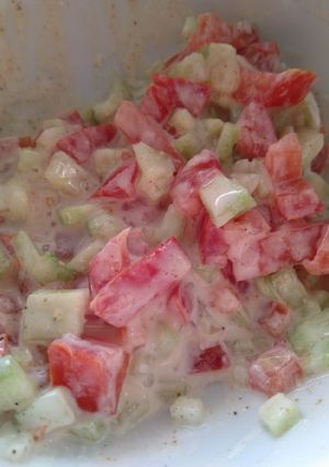 Une photo de Raïta de concombre et tomate