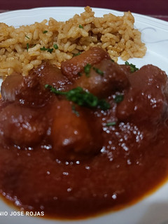 Una foto de Salchichas con tomate especiado