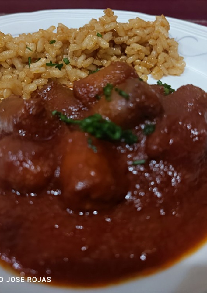 Una foto de Salchichas con tomate especiado