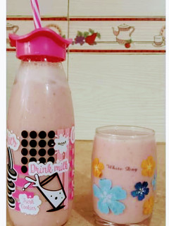A picture of Starwberry lassi (smoothie).