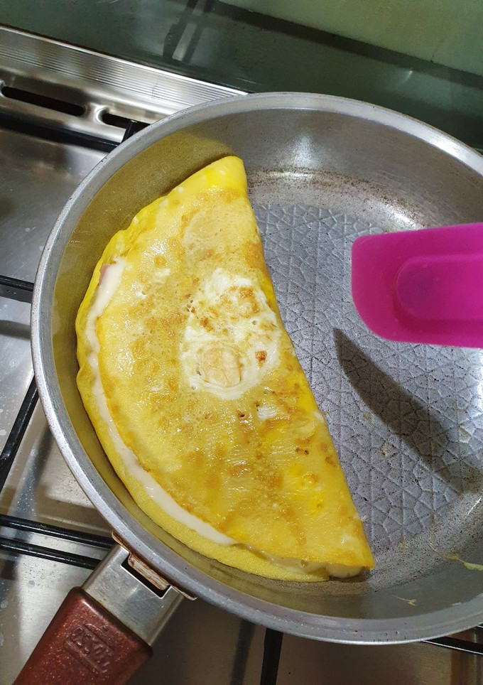 Una foto de Omelette con jamón y queso fácil