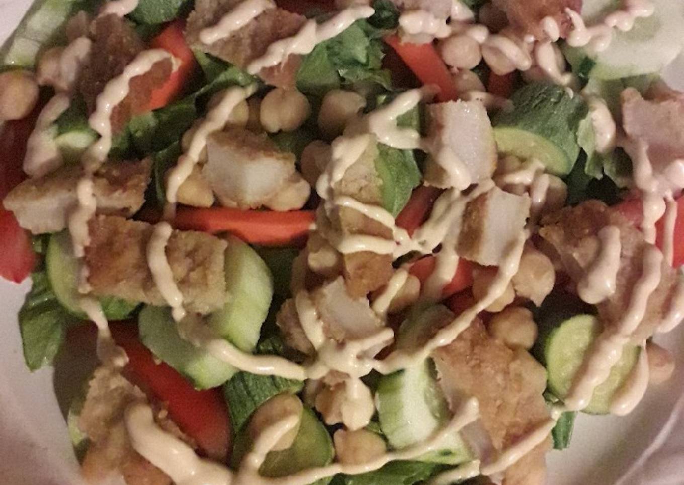 Ensalada con pescado empanizado