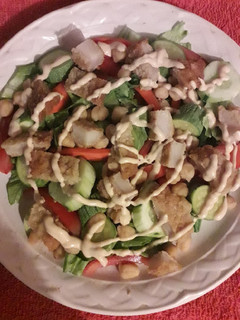 Una foto de Ensalada con pescado empanizado