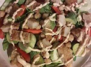 Una foto de Ensalada con pescado empanizado