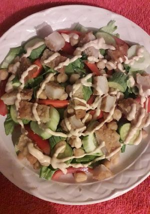 Una foto de Ensalada con pescado empanizado