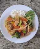 Pollo con brócoli y tallarines
