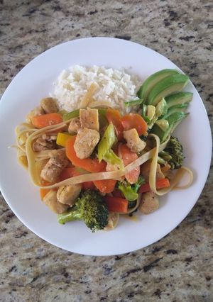 Una foto de Pollo con brócoli y tallarines