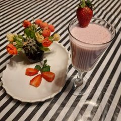 A picture of Mcdonalds style strawberry shake.
