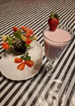 A picture of Mcdonalds style strawberry shake.