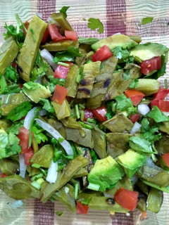 Una foto de Ensalada de nopales asados!!