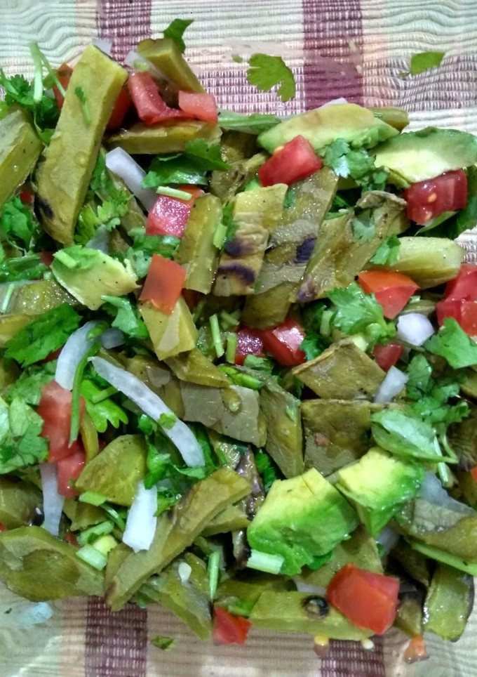 Una foto de Ensalada de nopales asados!!