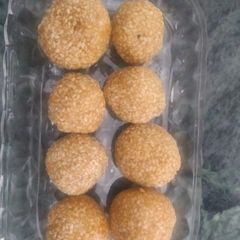 A picture of Till ke ladoo.