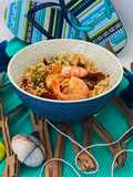 Insalata di cous cous e grano con gamberi, fiori di zucca e pomodori secchi