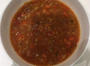 Una foto de Sopa de pimentón y berenjena