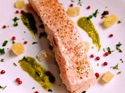 Una foto di pesto e salmone