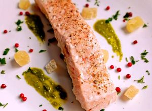 Foto di Salmone al Pesto Genovese con Zenzero Candito e Pepe Rosa