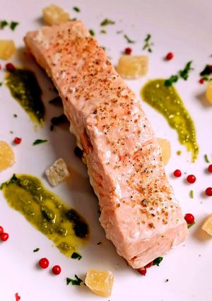 Foto di Salmone al Pesto Genovese con Zenzero Candito e Pepe Rosa