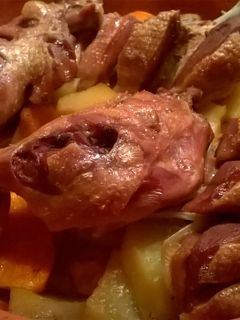 Kacsasült római tálban, körettel recept fotója