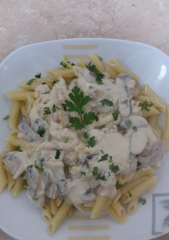 Una foto de Macarrones con gambas y champiñones