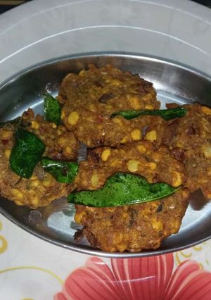 வாழை பூ சின்ன வெங்காயம் வடை(valaipoo vadai recipe in tamil) செய்முறை முக்கிய புகைப்படம்