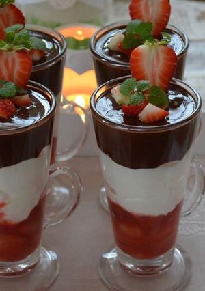 Csokoládés🍫 - túrós - szamócás🍓 pohár 🍧 recept fotója