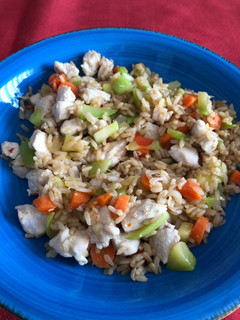 Una foto de Arroz integral, pollo y verduras