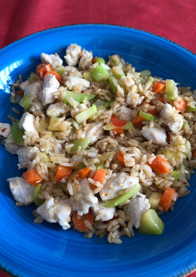 Una foto de Arroz integral, pollo y verduras