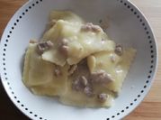 Una foto di ravioli di patate
