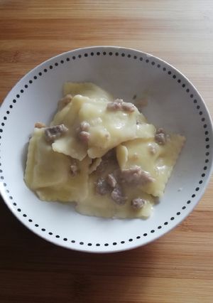 Foto di Ravioli con crema di patate e salsiccia 🥔🍖🥂