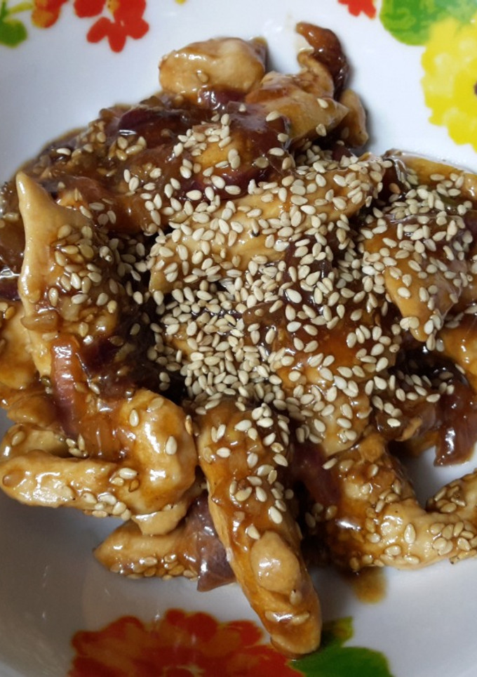 Una foto de Pollo con teriyaky y ajonjolí