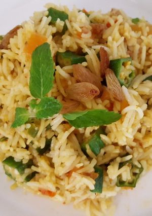 A picture of Lady fingers in a fusion fried rice.