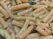Una foto di pasta speck zucchine
