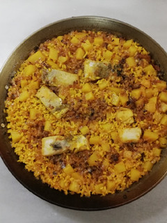 Una foto de Paella de Bacalao, Cebolla y Patata