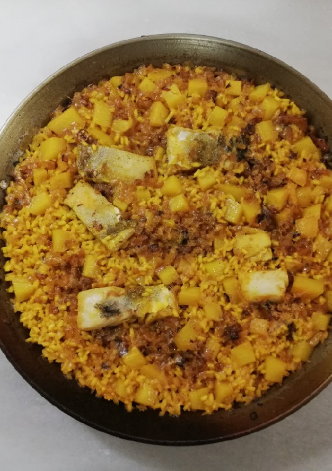 Una foto de Paella de Bacalao, Cebolla y Patata