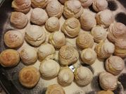 Una foto de profiteroles de masa bomba pastelera
