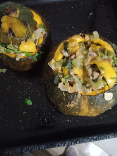 Una foto de Calabaza rellena de carne picada y vegetales con queso