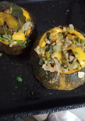 Una foto de Calabaza rellena de carne picada y vegetales con queso