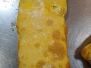 Una foto de strudel de queso y cebolla