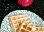 Una foto de waffles con naranja