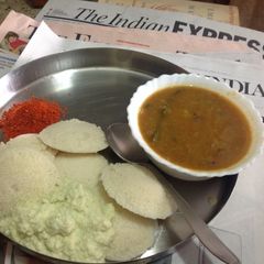 A picture of Idli Sambar Chutney.