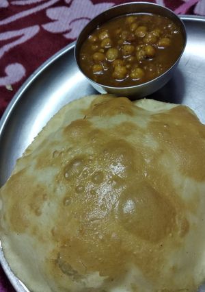 A picture of Cholle bhature.