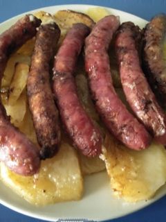 Una foto de Salchichas al horno con patatas