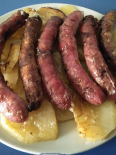 Una foto de Salchichas al horno con patatas