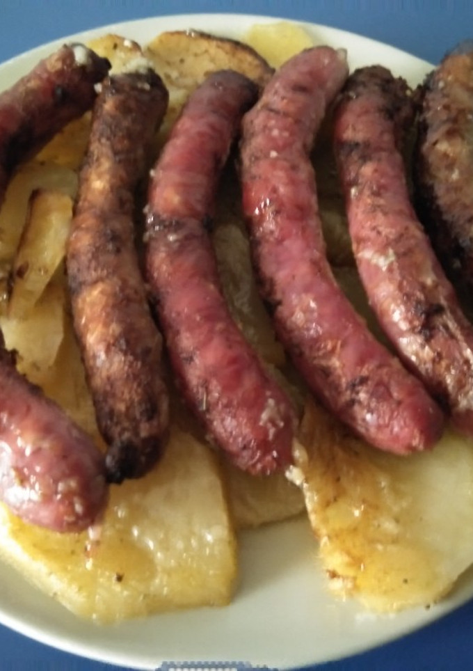 Una foto de Salchichas al horno con patatas
