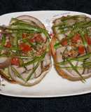 SANDWICH ABIERTO DE ARROLLADO CON PALTA EN PAN BAGEL. JON STYLE